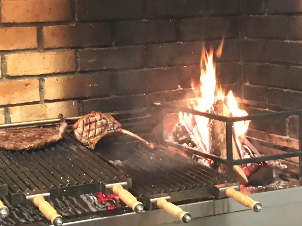薪火で焼き上げるグリル