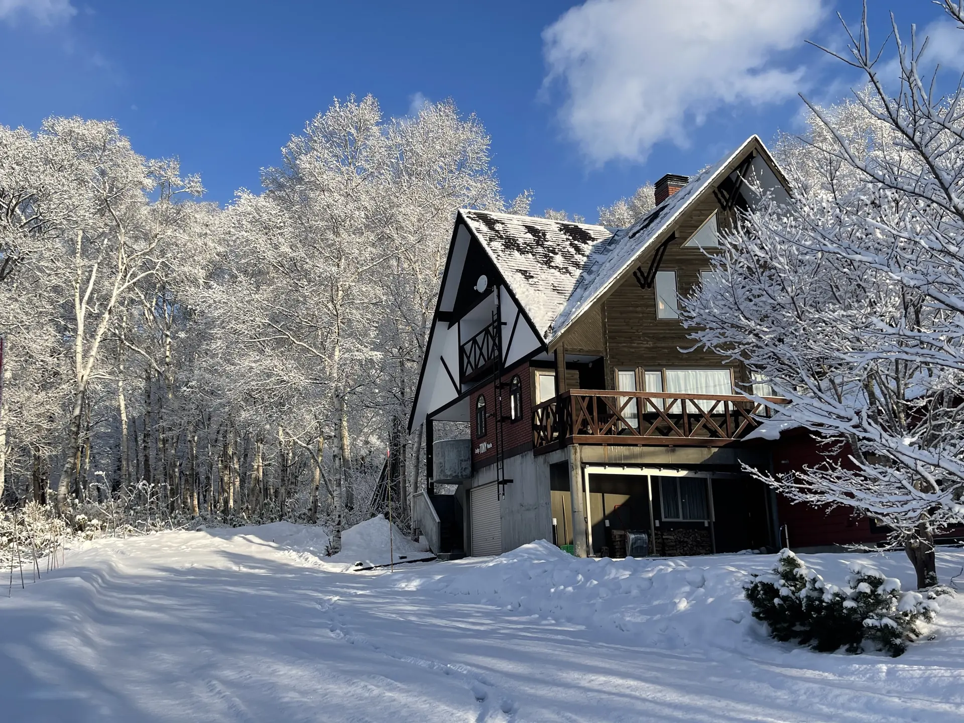 雪に囲まれたLodge TONY Nisekoの外観