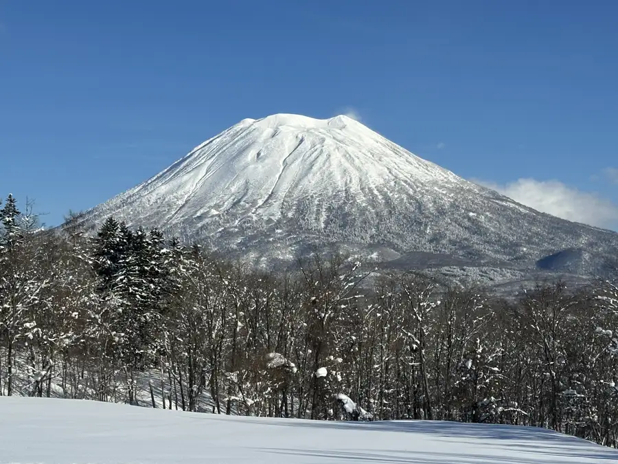 雪をまとった羊蹄山